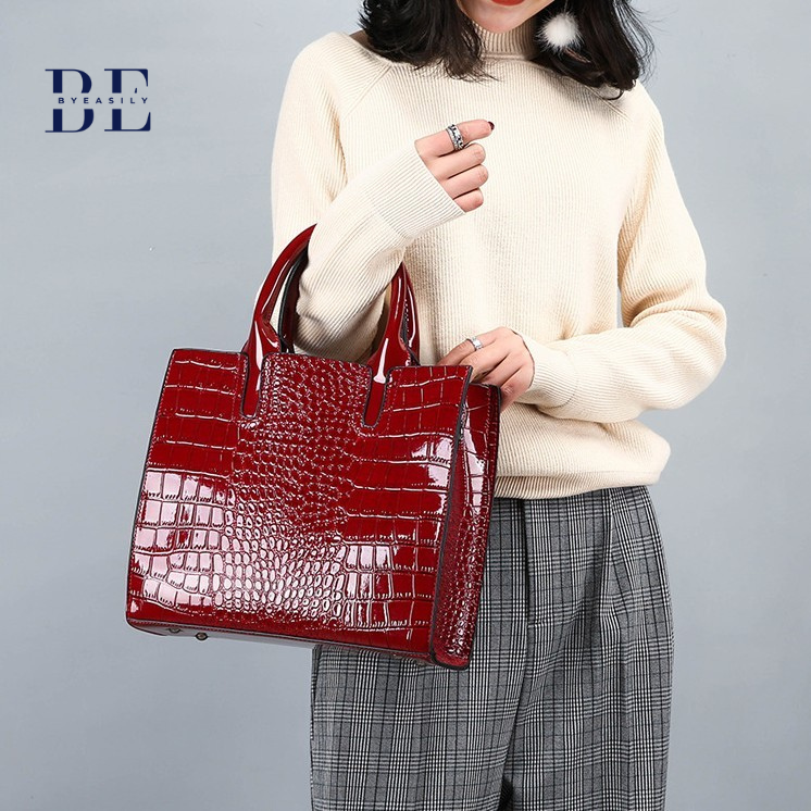 Women’s Crocodile Pattern Crossbody Bag